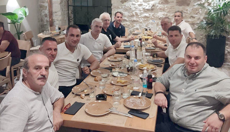 «Σέντρα» και για τους διαιτητές  Σε αίθουσα του ξενοδοχείου «Αστόρια», πραγματοποιήθηκε η πρώτη συνάντηση των διαιτητών Ηρακλείου για τη νέα αγωνιστική σεζόν