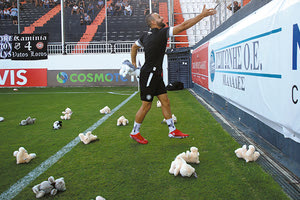 Γέμισε με λούτρινα αρκουδάκια ο αγωνιστικός χώρος του “Γεντί Κουλέ”