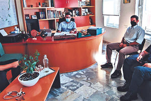 Στιγμιότυπο από τη συνάντηση στον Δήμο Μαλεβιζίου