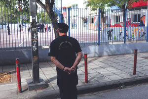 Οι γονείς-αρνητές προκαλούν εντάσεις στα σχολεία