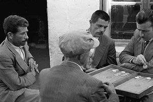 ΦΩΤΟΗΜΕΡΑΣ:Τάβλι στο καφενείο χωριού στην Κρήτη. Δεκαετία του ‘60. Φωτογραφία του Αυστριακού Erich Lessing.