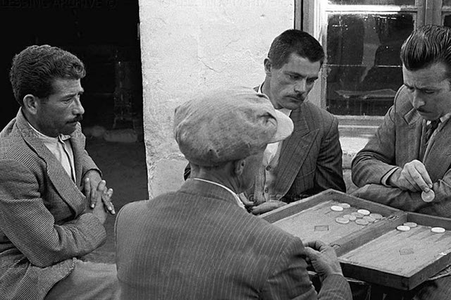 ΦΩΤΟΗΜΕΡΑΣ:Τάβλι στο καφενείο χωριού στην Κρήτη. Δεκαετία του ‘60. Φωτογραφία του Αυστριακού Erich Lessing.