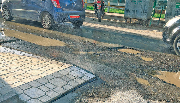 Το πρόβλημα που αναδεικνύει ο Περιβαλλοντικός Σύλλογος Αγίας Τριάδας σε σχέση με τις εκσκαφές που γίνονται στον ιστορικό ιστό της πόλης για να εγκατασταθούν δίκτυα οπτικών ινών είναι πάρα πολύ σοβαρό