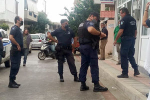 Αστυνομικοί επενέβησαν για να απομακρύνουν την 51χρονη