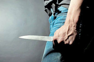 Τον «στρίμωξαν» για τη διπλή ζωή και τις απείλησε με κουζινομάχαιρο