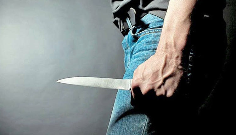 Τον «στρίμωξαν» για τη διπλή ζωή και τις απείλησε με κουζινομάχαιρο
