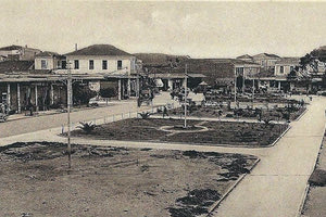 ΦΩΤΟΗΜΕΡΑΣ: Χανιά 1925. Η πλατεία των Νέων Καταστημάτων. Φωτογραφία Γιάννης Δεσποτάκης.