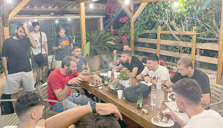 Σύσσωμο το ποδοσφαιρικό τμήμα του Πόρου δείπνησε ως οικογένεια στο Lido Soccer για ευχάριστο σκοπό.