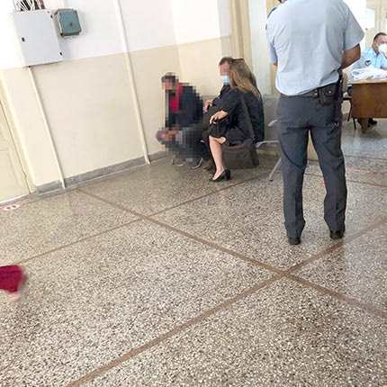 Η 51χρονη χθες στο δικαστήριο με το σύζυγό της