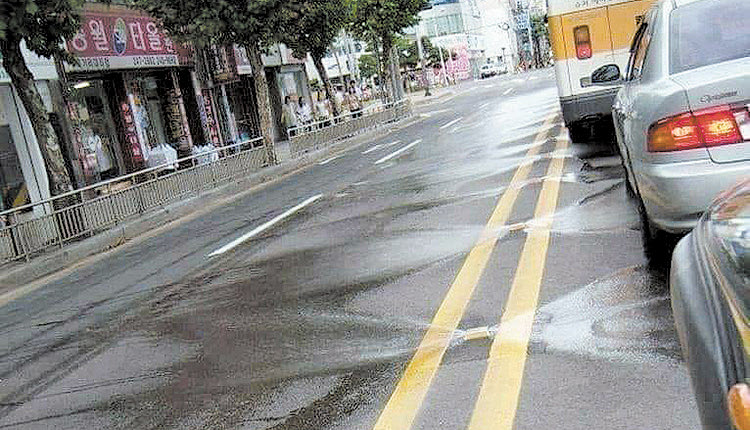 Πόσο πίσω είναι εκεί στη Νότια Κορέα! Βρήκαν λέει σύστημα να αποθηκεύονται τα νερά της βροχής και στη συνέχεια καθαρίζονται οι δρόμοι μέσω υδραυλικού συστήματος.