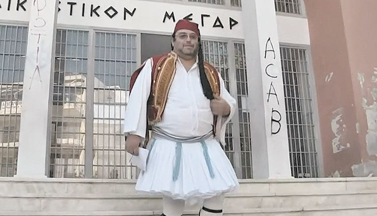 Σε βάρος του πατέρα που οδηγήθηκε ντυμένος τσολιάς στα δικαστήρια του Πύργου ασκήθηκε ποινική δίωξη, ύστερα από μήνυση που κατέθεσε ο διευθυντής του Δημοτικού Σχολείου Σκουροχωρίου, όπου φοιτά η 10χρονη κόρη του αρνητή γονέα.