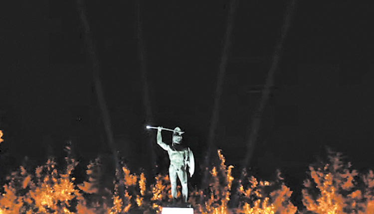 Επιτέλους η περιοχή των Θερμοπυλών και  το άγαλμα του Λεωνίδα έχει ειδικό φωτισμό.