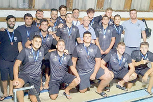 Η ομάδα πόλο του ΟΦΗ με τα μετάλλια της ανόδου