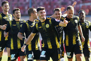 Ο Βουτσάς πανηγυρίζει με τους συμπαίκτες του το πρώτο γκολ του Εργοτέλη στη Νέα Σμύρνη