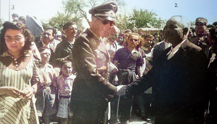  Μάιος 1944. Ο Ταγματάρχης Τροστ αποχωρεί από το Καστέλλι και αποχαιρετά τον καθηγητή Δημήτρη Παπαδάκη. Αριστερά με τα γυαλιά, η Γεωργία Μπαλτζάκη - Μόνικα