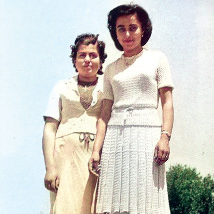  Η Γεωργία Μπαλτζάκη – Μόνικα (δεξιά) με την αδελφή της Ειρήνη, 1942