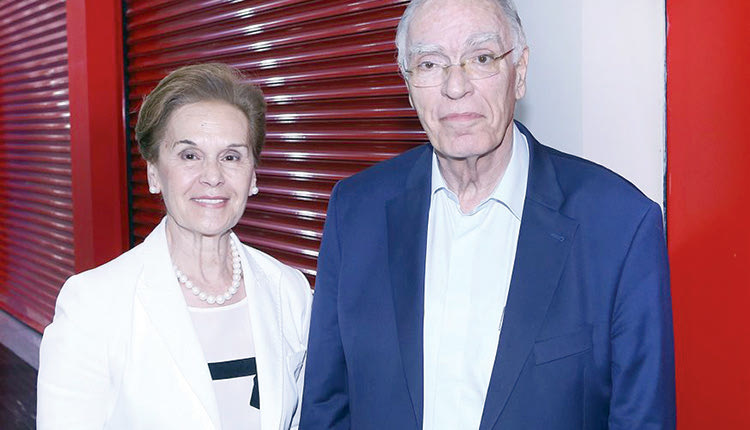 Την ώρα που ο Βασίλης Λεβέντης δίνει τη δική του μάχη έναντι του κοροναϊού, καθώς βρίσκεται διασωληνωμένος στον Ευαγγελισμό, η σύζυγός του μίλησε για τους λόγο που ο πρόεδρος της Ένωσης Κεντρώων δεν εμβολιάστηκε ακόμη.