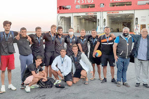 Την ομάδα πόλο του ΟΦΗ υποδέχθηκε χθες το πρωί στο λιμάνι Ηρακλείου ο πρόεδρος του Ερασιτέχνη κ. Δανδάλης