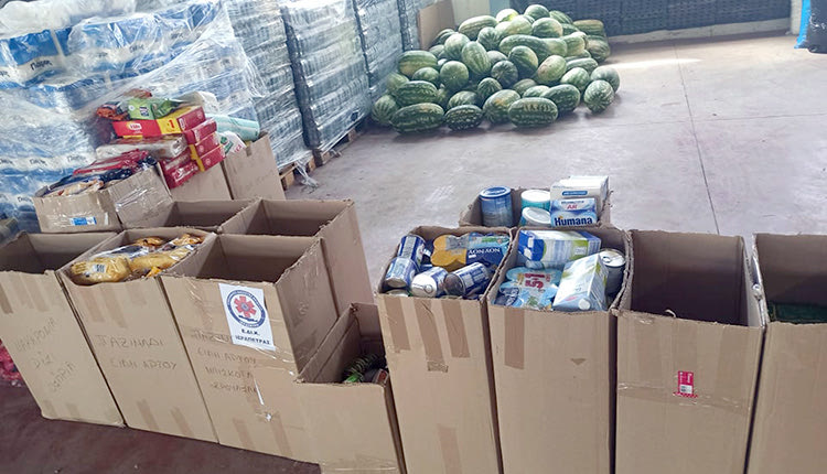 Πολλή πίεση αλλά και συγκίνηση στο Αρκαλοχώρι. Βλέπουν συνεχώς ανθρώπους από όλη την Κρήτη να προσφέρονται για βοήθεια και για υλικά