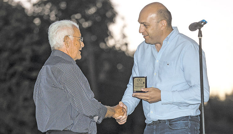   Ο κ. Σπανουδάκης πήρε το βραβείο από τον κ. Βαρδαβά