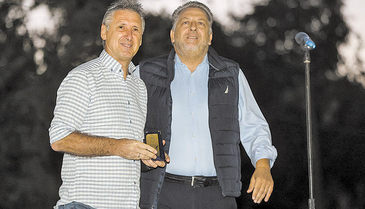   Η βράβευση του Ζήση Νιόπλια