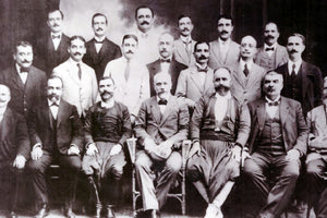 ΦΩΤΟΗΜΕΡΑΣ: ΟΙ ΕΚΛΟΓΕΣ του 1915 στην Κρήτη. Οι πρώτοι βουλευτές στη Βουλή των Ελλήνων. Πρώτη σειρά καθήμενοι: Μιχαήλ Μανασσάκης, Μιχαήλ Σακλαμπάκης, Δημ. Αναγνωστάκης, Ελευθέριος Βενιζέλος, Μιχ. Μακράκης, Αρ. Κριάρης, Γ. Ανδρεαδάκης. Δεύτερη σειρά: Μιχ. Παπαμιχελάκης, Εμμ. Τσουδερός, Κυρ. Μητσοτάκης, Βασ. Σκουλάς, Γ. Κοκκινάκης, Χαρ. Πλουμιδάκης, Μιχ. Καταπότης. Τρίτη σειρά: Γ. Μαρής, Νικ. Παπαδάκης, Γ. Μαρκαντώνης, Γ. Μυλωνογιαννης, Μαν. Βολουδάκης, Ιωάν. Πεχανίδης, Απουσιάζει: Μιχ. Κοθρής -μη προσελθών.