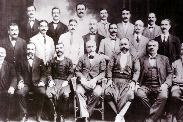 ΦΩΤΟΗΜΕΡΑΣ: ΟΙ ΕΚΛΟΓΕΣ του 1915 στην Κρήτη. Οι πρώτοι βουλευτές στη Βουλή των Ελλήνων. Πρώτη σειρά καθήμενοι: Μιχαήλ Μανασσάκης, Μιχαήλ Σακλαμπάκης, Δημ. Αναγνωστάκης, Ελευθέριος Βενιζέλος, Μιχ. Μακράκης, Αρ. Κριάρης, Γ. Ανδρεαδάκης. Δεύτερη σειρά: Μιχ. Παπαμιχελάκης, Εμμ. Τσουδερός, Κυρ. Μητσοτάκης, Βασ. Σκουλάς, Γ. Κοκκινάκης, Χαρ. Πλουμιδάκης, Μιχ. Καταπότης. Τρίτη σειρά: Γ. Μαρής, Νικ. Παπαδάκης, Γ. Μαρκαντώνης, Γ. Μυλωνογιαννης, Μαν. Βολουδάκης, Ιωάν. Πεχανίδης, Απουσιάζει: Μιχ. Κοθρής -μη προσελθών.