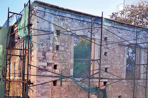 Έκλεισε χθες ο δρόμος του Αγ. Τίτου από τη συμβολή του με την οδό Μιλάτου και τη Μεραμβέλου, στο ύψος της Λότζια, καθώς τα κλιμάκια ελέγχου του Δήμου έκριναν επικίνδυνο για κατάρρευση το Τρανταλλίδειο