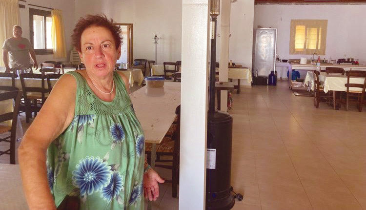 Η κυρία Κούλα και οι άλλοι συγχωριανοί της έβγαλαν τη νύχτα στην αίθουσα φιλοξενίας της εκκλησίας