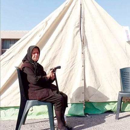  Η ηλικιωμένη γυναίκα δεν φανταζόταν τη ζωή στη σκηνή ­