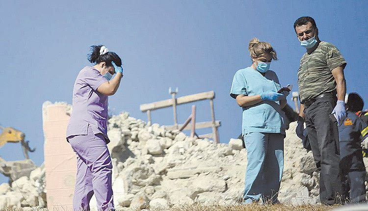 Ο υπουργός Πολιτικής Προστασίας κ. Χρήστος Στυλιανίδης με τη διοικήτρια της 7ης ΥΠΕ Κρήτης Λένα Μπορμπουδάκη στο σεισμόπληκτο Αρκαλοχώρι