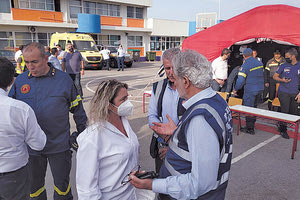 Ο υπουργός Πολιτικής Προστασίας κ. Χρήστος Στυλιανίδης με τη διοικήτρια της 7ης ΥΠΕ Κρήτης Λένα Μπορμπουδάκη στο σεισμόπληκτο Αρκαλοχώρι