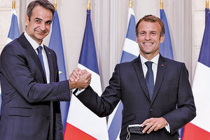 Ιστορική συμφωνία Μητσοτάκη και Μακρόν για την απόκτηση 3 φρεγατών με οψιόν για αγορά μίας ακόμα