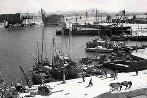 ΦΩΤΟΗΜΕΡΑΣ: Το λιμάνι του Ηρακλείου λίγο μετά τον πόλεμο. (Φωτογραφία Κουτουλάκης).