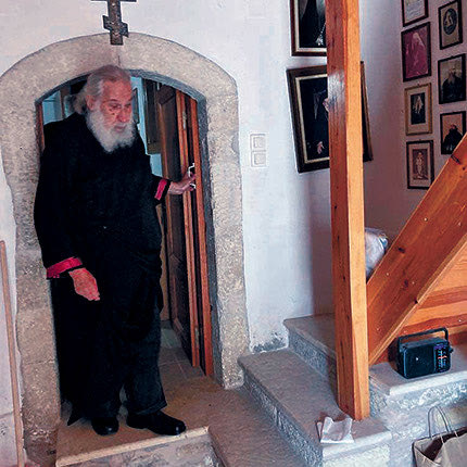 “Αν ήμουν στο κελί και ήμουν πλαγιασμένος θα ήμουν μακαρίτης” δήλωσε ο γέροντας Ευγένιος