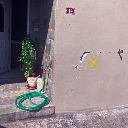 Η κίτρινη σήμανση στα κτήρια τα καθιστά προσωρινά μη κατοικίσιμα