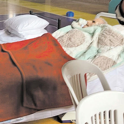 Η κ. Μαρία με άνοια στα 93 της είναι βυθισμένη σ’ έναν κόσμο χωρίς σεισμούς...