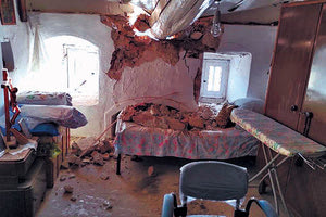 Τρομάζει η θέα του κρεβατιού του γηρεότερου των μοναχών μετά τον σεισμό