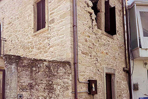 Το αναπαλαιωμένο σπίτι στις Μελέσες που δεν άντεξε τα ρίχτερ