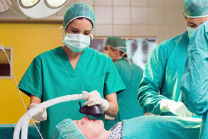 Παράταση συμβάσεων στους επικουρικούς και οικονομικά κίνητρα στους αναισθησιολόγους