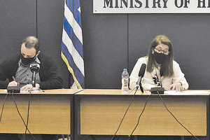 Η Βάνα Παπαευαγγέλου και ο Γκίκας Μαγιορκίνης στην ενημέρωση για την πορεία της πανδημίας