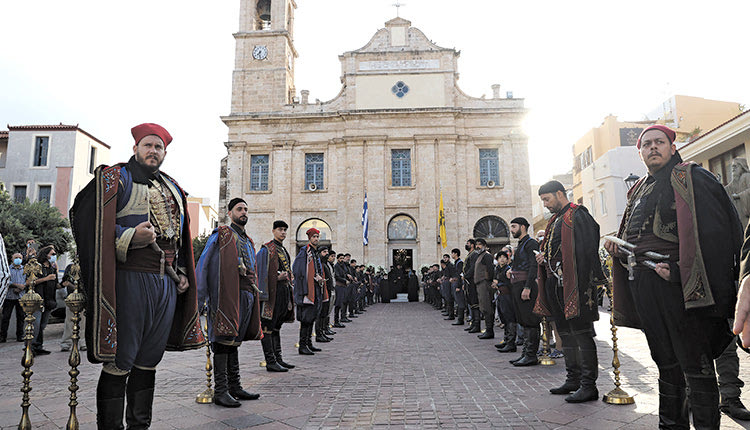 Η σορός του Μίκη στο κέντρο των Χανίων