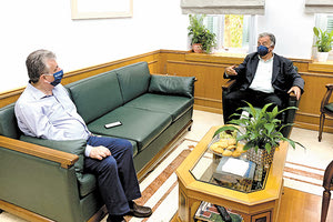 ο βουλευτής του ΜέΡΑ 25 Γιώργος Λογιάδης με τον περιφερειάρχη Κρήτης Σταύρο Αρναουτάκη.