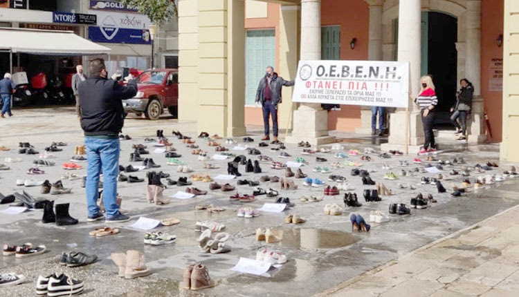 Διαμαρτυρία μπροστά από την Περιφέρεια Κρήτης πραγματοποιούν οι εκπρόσωποι όλων των συνδεόμενων ειδικοτήτων με τη διασκέδαση