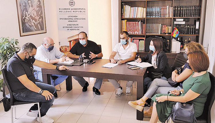συνάντηση του διευθυντή Πρωτοβάθμιας Εκπαίδευσης Ηρακλείου κ. Εμμανουήλ Μπελαδάκη με τον δήμαρχο Αρχανών-Αστερουσίων κ. Εμμανουήλ Κοκοσάλη
