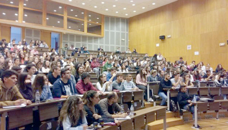 Γεμάτα αμφιθέατρα φοιτητές