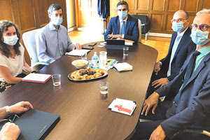 Ο κ. Χρίστος Δήμας με στελέχη της Ευρωπαϊκής Τράπεζας