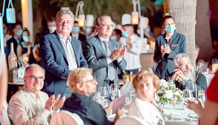 Όταν ο Αρναουτάκης συνάντησε την επιστημονική ομάδα του Sputnik V