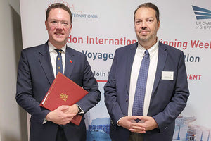 Ο κ. Παπαδάκης (ΟΛΗ) με τον Βρετανό Υπουργό Εμπορικής Ναυτιλίας