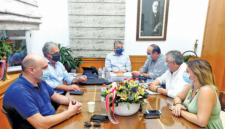 συνάντηση της εκτελεστικής επιτροπής του ΕΣΔΑΚ με τον Περιφερειάρχη Κρήτης Σταύρο Αρναουτάκη.